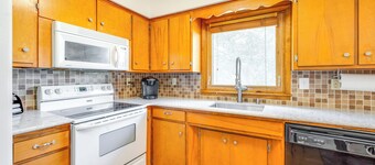 Pet-friendly Waterloo Abode w/ Deck!