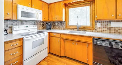 Pet-friendly Waterloo Abode w/ Deck!