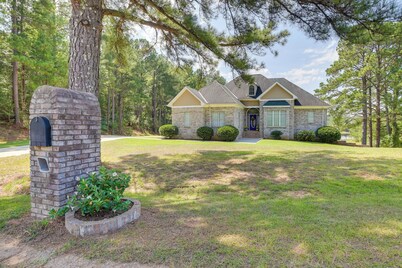 Alabama Retreat w/ Private Pond, Deck & Pool Table