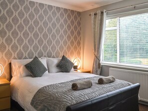 3 室のベッドルーム、WiFi (無料)、ベッドシーツ