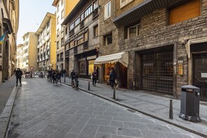 Eine Straße mit Gebäuden, einem Bürgersteig und einigen Fußgängern.