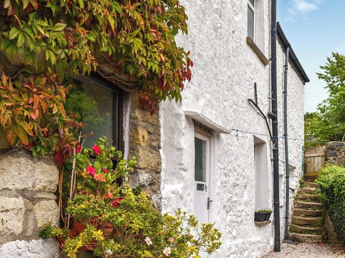 This quaint and cosy canal-side retreat is perfect for couples and families.