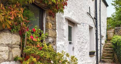 This quaint and cosy canal-side retreat is perfect for couples and families.