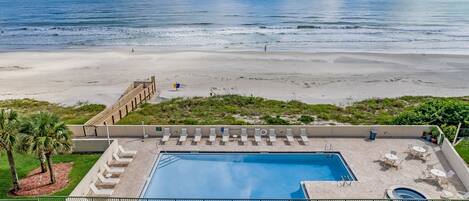 Een buitenzwembad, een verwarmd zwembad