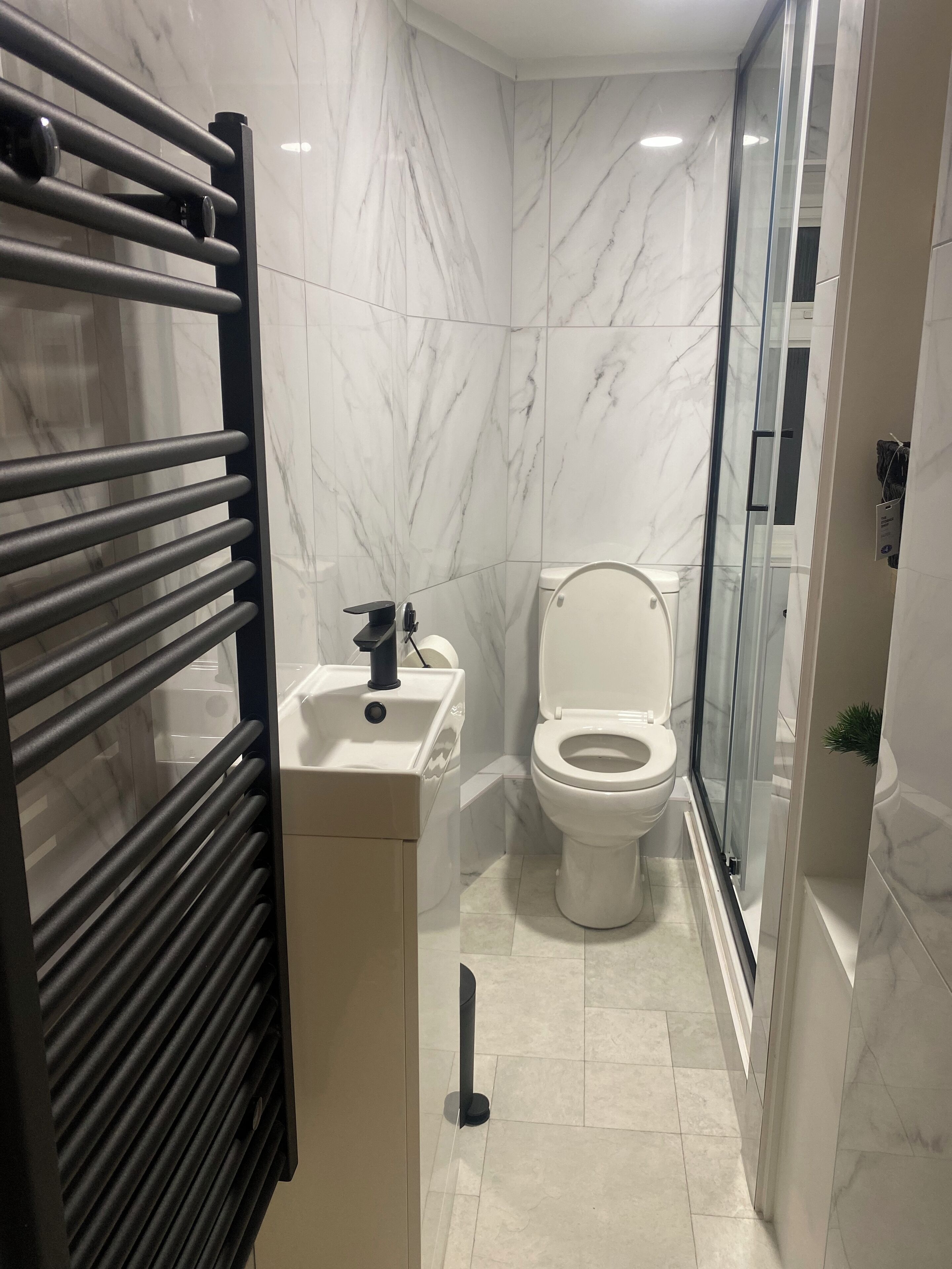 Haartrockner, Handtücher, Seife, Shampoo