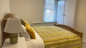 2 bedrooms, iron/ironing board, travel cot, WiFi