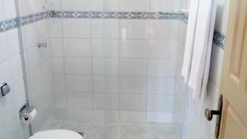 Secadora de cabello, toallas, jabón, papel de baño