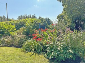 Ein Garten mit einem Schild, auf dem 'Holiday Cottage' steht.