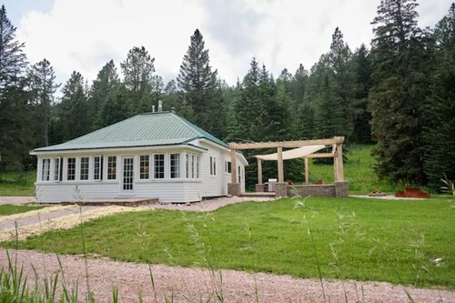 The Ranger Cabin - Luxury Off-Grid