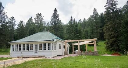The Ranger Cabin - Luxury Off-Grid