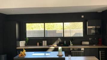 Een koelkast, een microgolfoven, een oven, een kookplaat