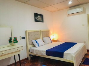 Basic Double Room | Bed sheets - Leoni Mirissa (Mirissa)