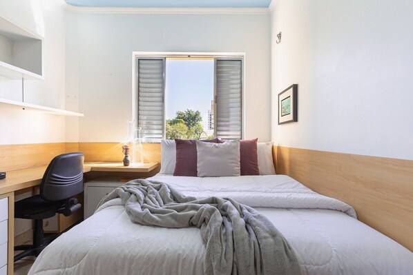 2 bedrooms, iron/ironing board, internet, bed sheets