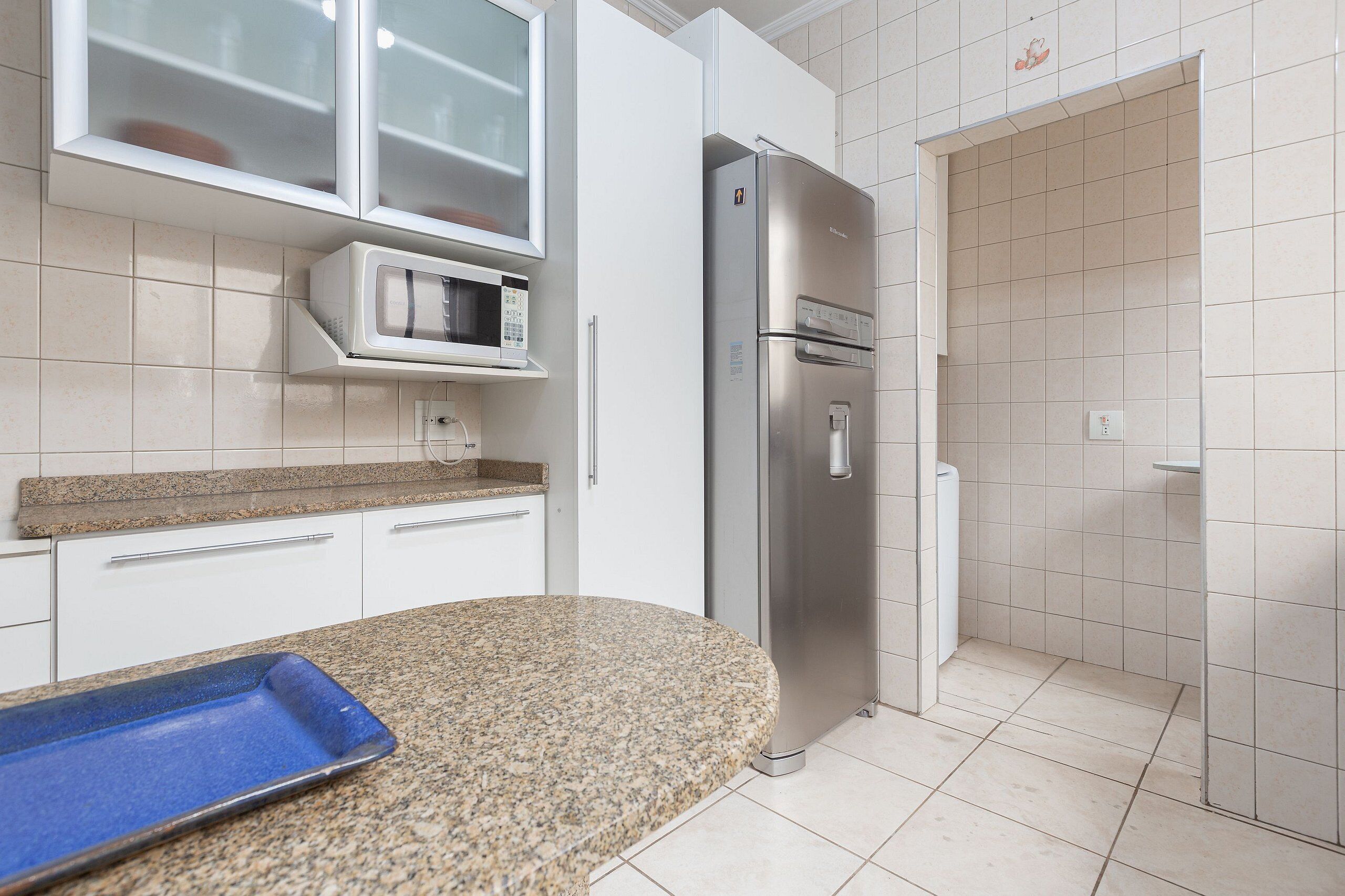 Kühlschrank, Mikrowelle, Ofen, Wasserkocher mit Kaffee-/Teezubehör