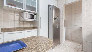 Réfrigérateur, micro-ondes, four, cafetière/bouilloire