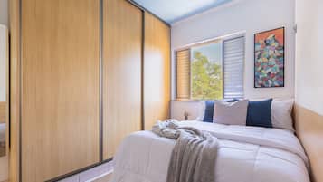 2 bedrooms, iron/ironing board, internet, bed sheets