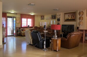 Téléviseur, lecteur de DVD, sélection de films