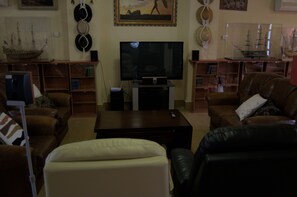 TV, DVD player, video library - Nature, art and entertainment at the foot of the Sierra del Perdon (Esparza)