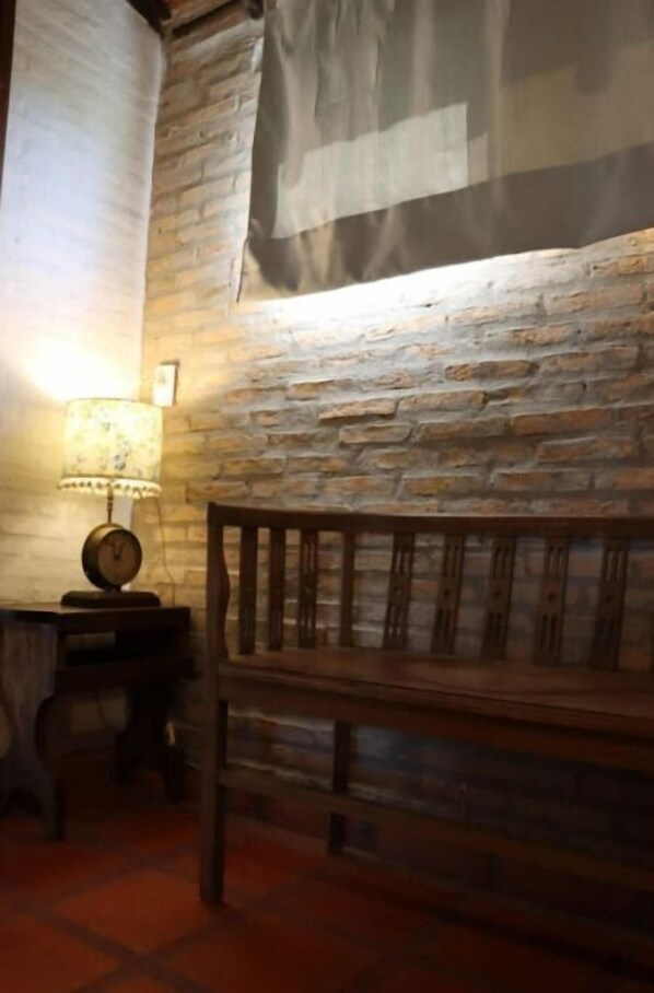 Interior - Rancho Sobre el Río Paraguay con Sendero, Jayaks (Arroyos y Esteros)