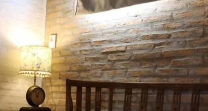 Rancho Sobre el Río Paraguay con Sendero, Jayaks