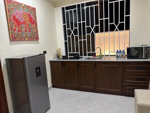 Micro-ondes, batterie de cuisine, vaisselle et ustensiles