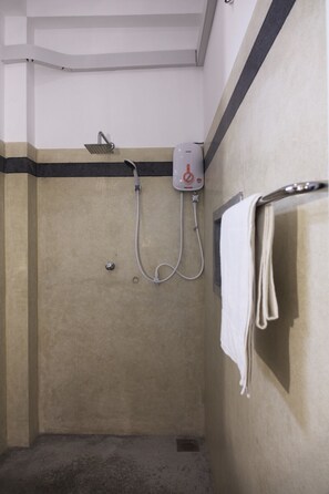 Standard Double Room | Bathroom | Shower, towels