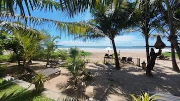 Plage, cabines gratuites, parasols