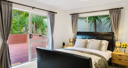 Albany Bolthole with Queen Beds and Kitchenette