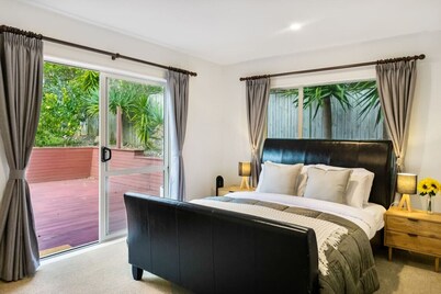 Albany Bolthole with Queen Beds and Kitchenette