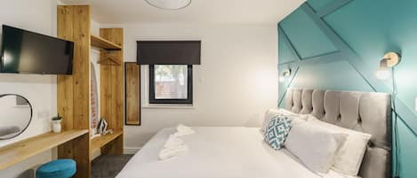 Deluxe Studio, Ensuite (King) | 1 bedroom, premium bedding, blackout drapes, iron/ironing board
