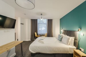 Deluxe Studio, Ensuite (King) | Premium bedding, blackout drapes, iron/ironing board, free WiFi
