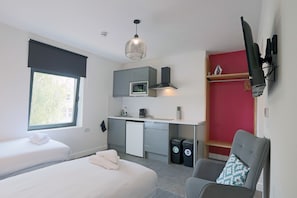 Superior Twin Room, Ensuite | Premium bedding, blackout curtains, iron/ironing board, free WiFi - Deluxe Studio Apartments (Derby)