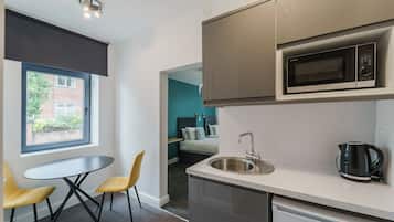 Estudio, baño en la habitación (Twin) | Cocina privada | Frigobar, microondas y tetera eléctrica