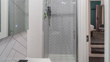 Studio, Ensuite (Twin) | Bathroom | Shower, free toiletries, hair dryer, towels