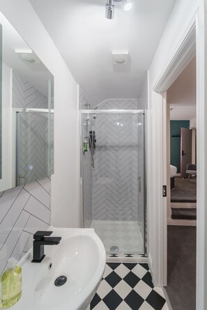 Studio, Ensuite (Twin) | Bathroom | Shower, free toiletries, hair dryer, towels - Deluxe Studio Apartments (Derby)