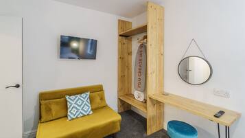 Deluxe Apartment, Private Bathroom | Premium bedding, blackout curtains, iron/ironing board, free WiFi