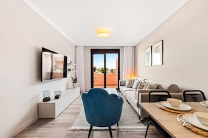 Televisión LED de 55 pulgadas con canales digitales, una chimenea