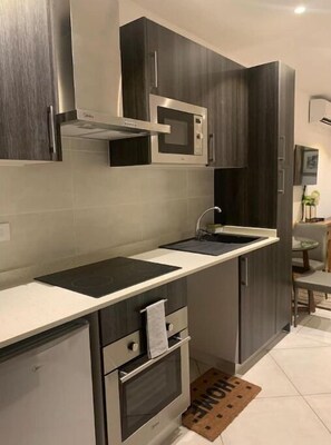 Private kitchen - D107 Embassy Garden Apartments w Pool+Gym+Parking (Accra)