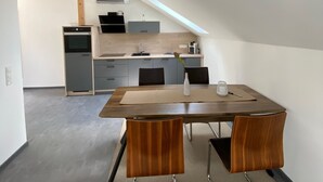 Et moderne køkken med spiseplads.