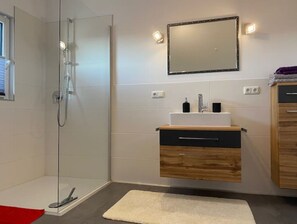 Dusche, Haartrockner, Handtücher, Seife