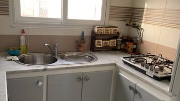 KĂŒhlschrank, Ofen, Kochgeschirr/Geschirr/Besteck