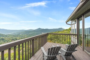 Property grounds - Scandinavian modern retreat with sweeping mountain views - shuttle to slopes (Sugar Mountain)