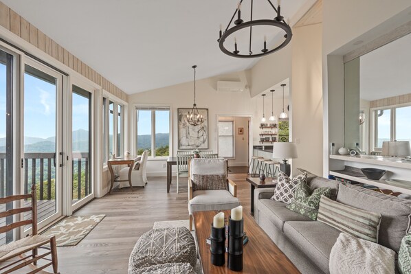 تلفزيون، مدفأة، كُتُب