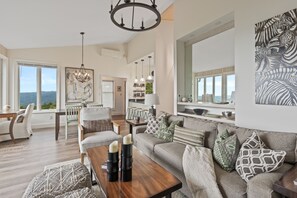 Fernseher, Kamin, Bücher