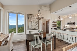Dining - Scandinavian modern retreat with sweeping mountain views - shuttle to slopes (Sugar Mountain)