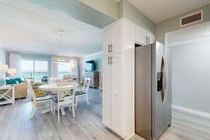 Interior - Sunlit Gulf-front condo with gorgeous water views, pool, balcony, & tennis court (Fort Walton Beach)