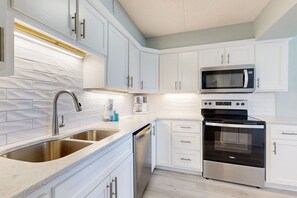 Fridge, microwave, oven, stovetop - Sunlit Gulf-front condo with gorgeous water views, pool, balcony, & tennis court (Fort Walton Beach)