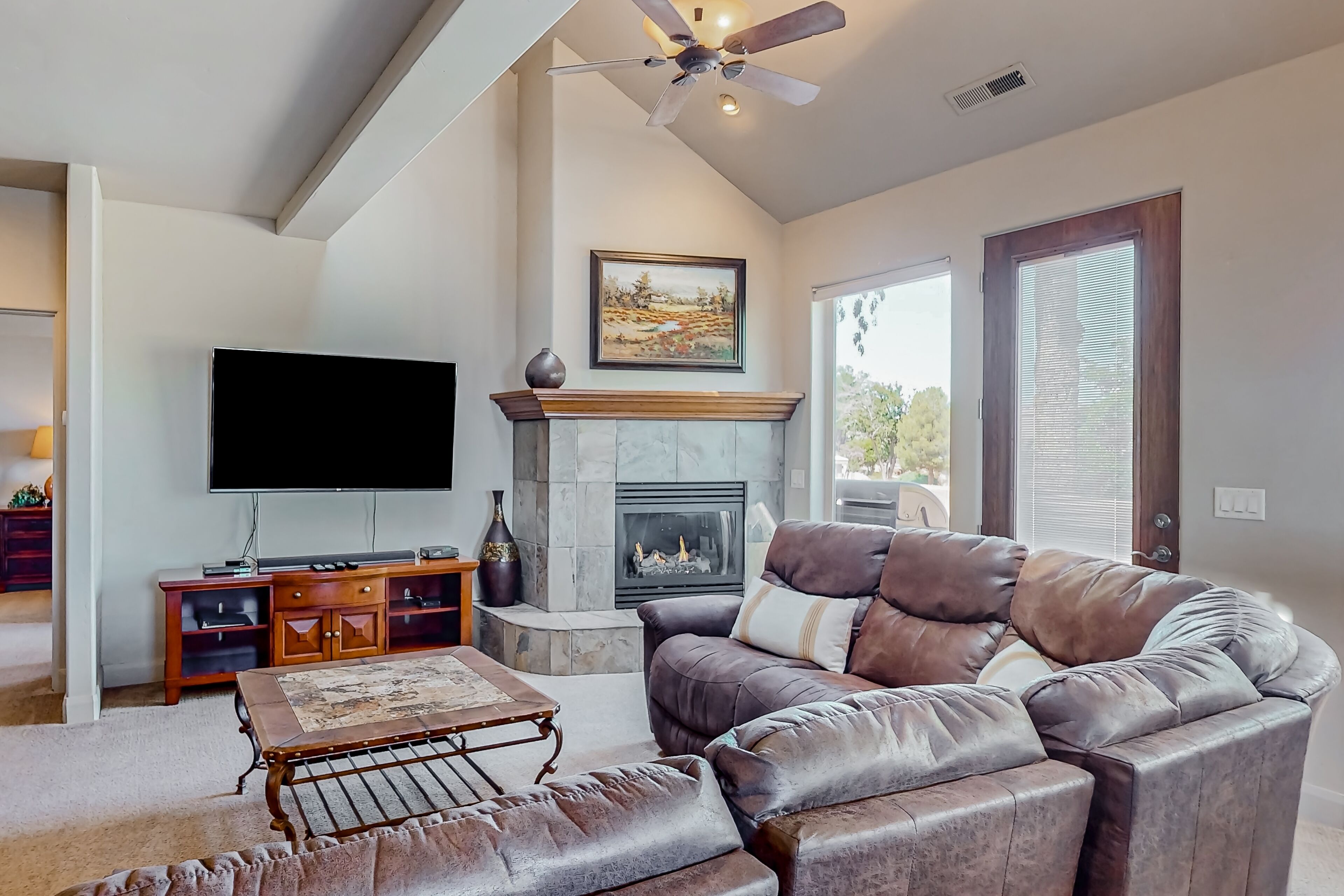 Televisie, een open haard en een dvd-speler