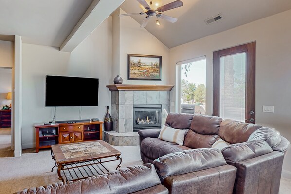 Fernseher, Kamin, DVD-Player