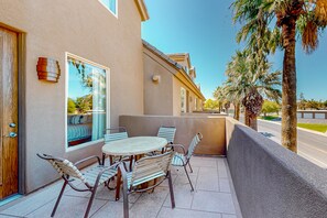 Outdoor dining - Green Valley Townhome with deck, grill, & fireplace + on-site pool & hot tub (St. George)